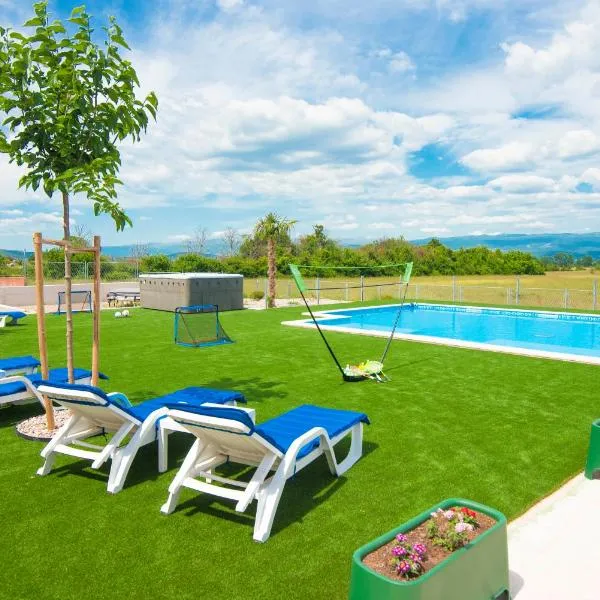 Vacation apartments Mario with pool, hotel in Turjaci