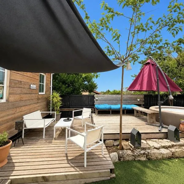 Mobilhomme avec Jardin et Jaccuzi, hotel in Montpeyroux