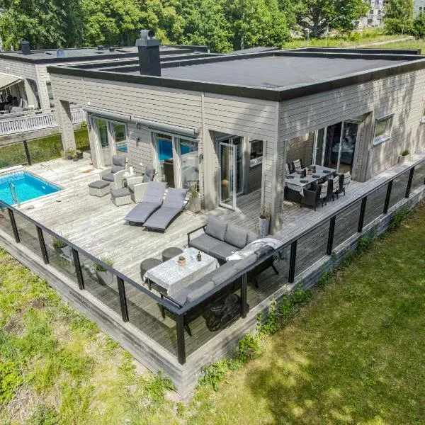 Nybyggt hus med privat pool, 3 sovrum och 2 badrum på Öland, готель у місті Борґгольм
