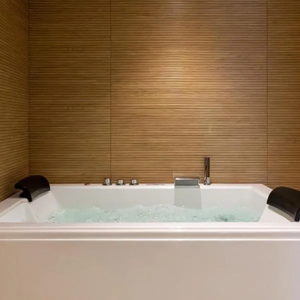 Maison VENELL Concarneau - Spa, Balnéo, Sauna & Jardin - Calme en Centre-ville โรงแรมในกงการ์โน