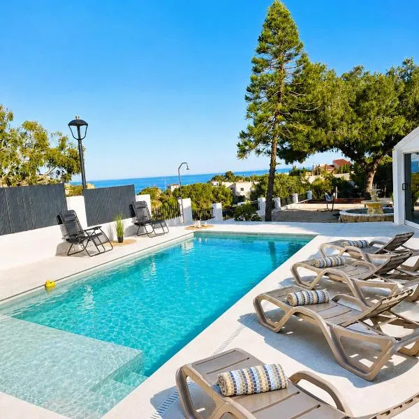 Luxury Sea View Villa - Private Pool - Near Beach - 3 min TRAM Alicante Benidorm - BBQ - Private Garden - Free Parking, hotel en El Campello