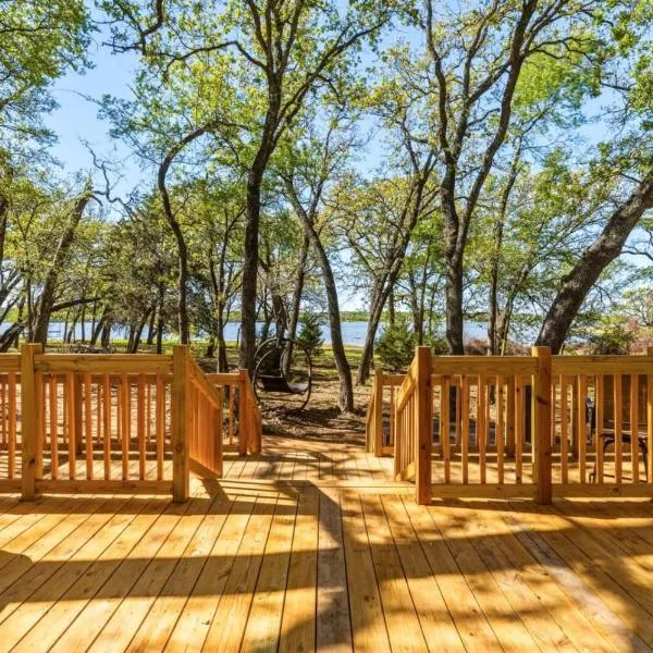 Private Lakeside RV Escape with Hot Tub, hotel Corsicanában