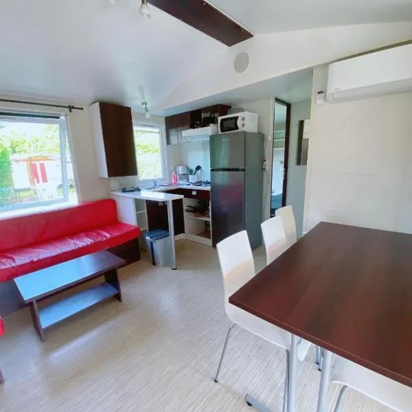 Camping les Avenières, hotel a Manthes