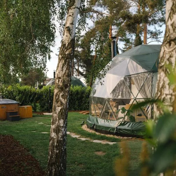Unique Escape Glamping in the Heart of Prague with Hot Tub and Vysehrad Castle View, hotel i Prag