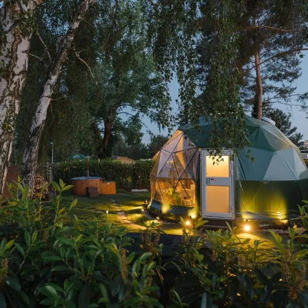 Unique Escape Glamping in the Heart of Prague with Hot Tub and Vysehrad Castle View, hotel a Praga