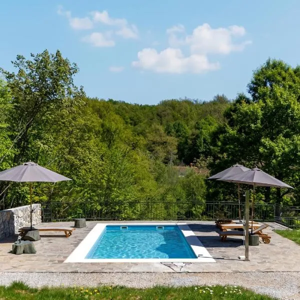 Familija Lovrinovi Retreat with Shared Pool, מלון בZvoneća