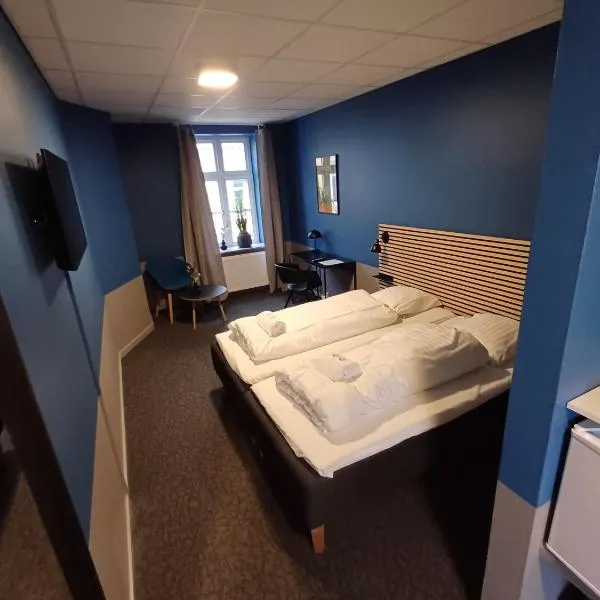 Blue Double Room 6 on pedestrian street Saeby، فندق في سيبي