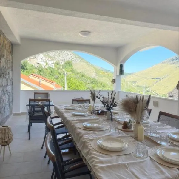 Villa with stunning Mountain Views and Authentic Croatian Stone House near Split and Sea، فندق في Žrnovnica