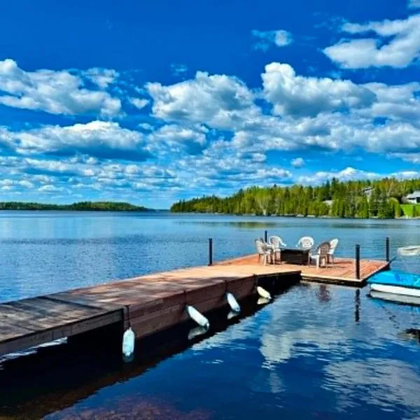 Chalet au bord du lac à la Baie Boudreault, hotell sihtkohas Alma