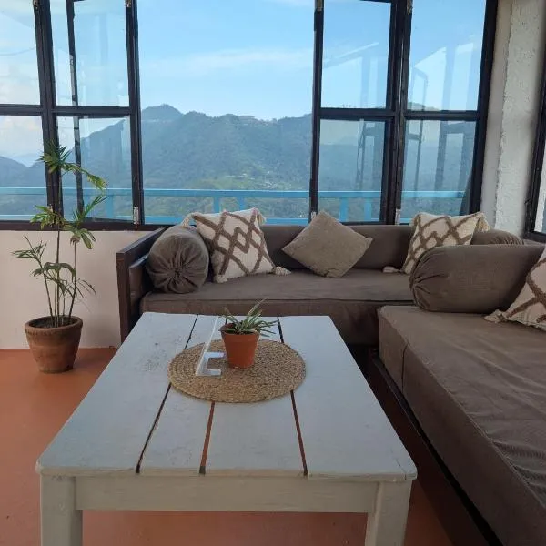 Indralok Hotel and Sky Garden, hotell i Deorāli