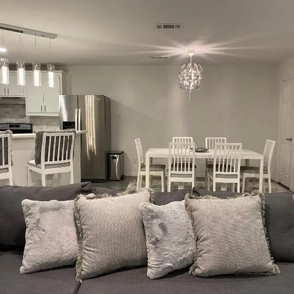Modern 3 Bedrooms Home Just 5 mins to Deep Ellum, hotel em Dallas