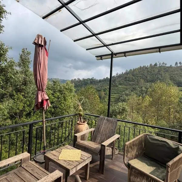 The Deck Villa Mukteshwar - 2 Bedroom Bonfire BBQ & Projector, hotel a Mukteshwar