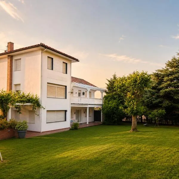 Amplia casa con jardín, terraza y parking privado, hotel en Boo de Piélagos