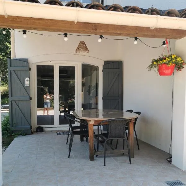 Rez de villa pour 4 personnes, hôtel à Trets