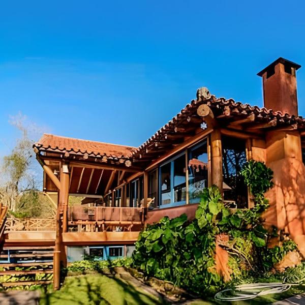Chalé de montanha com lareira, sauna e piscina.