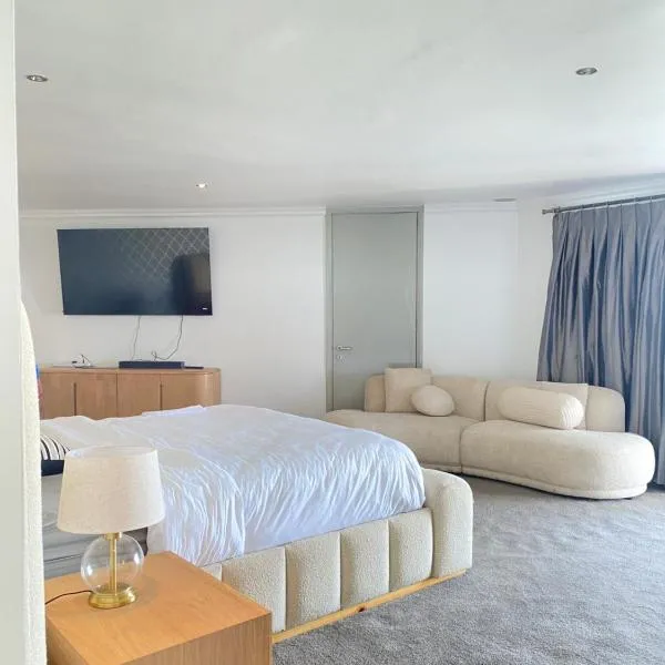 West Beach2 Queens and Kings Guest House، فندق في Cape Town