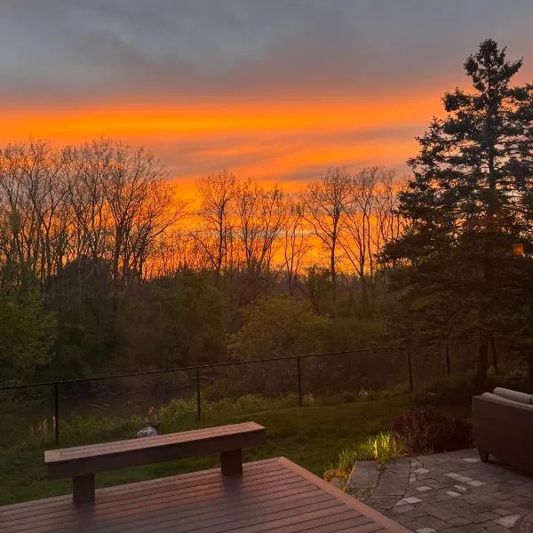 Cozy Luxury on the Thames in Ontario!: London şehrinde bir otel