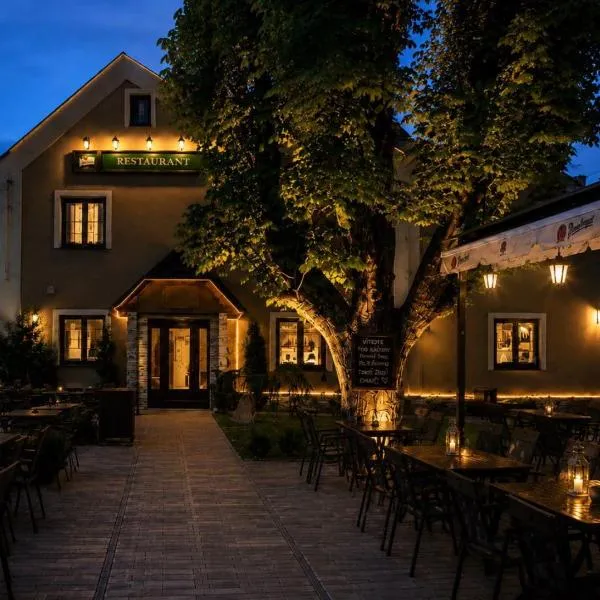 Hotel & Restaurant Pod Kaštany, hotell i Krupka - Marsov