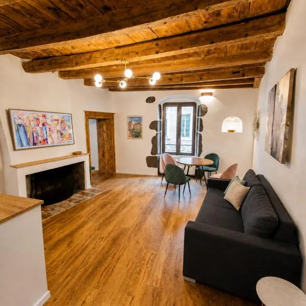 Elegant flat in old town, 2 mins walk to lake, hotell i Annecy