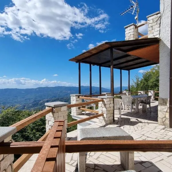 Chalet 4 Bdr Terrazza panoramica Parcheggio, hotel a Serrone