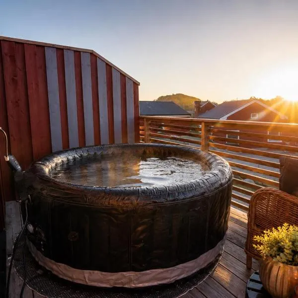 KB - Nordic Luxury Rorbu with Jacuzzi, hotel a Stamsund
