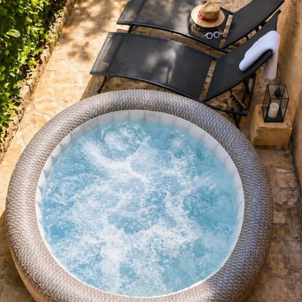Le jardinet d'Emma - Jacuzzi privé, Jardin au calme entre Arles, Camargue et Alpilles avec parking gratuit, hotell i Raphèle