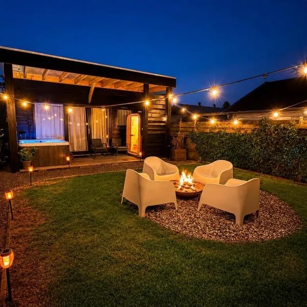 Cozy wellness family house with private garden & jacuzzi & sauna between Amsterdam Haarlem and Schiphol Airport、Vijfhuizenのホテル