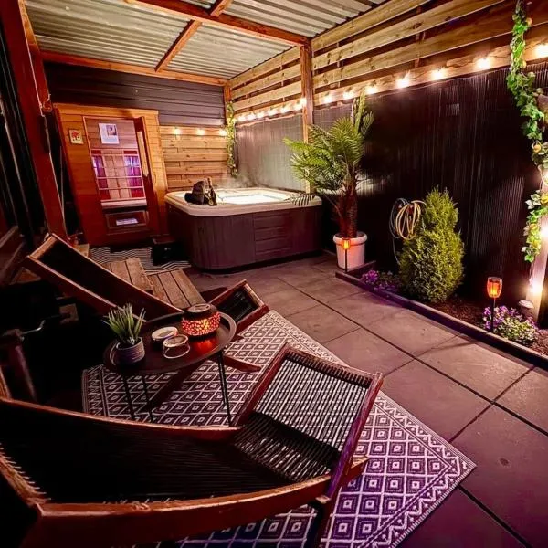 Charming Tiny House with Private Jacuzzi, Sauna and Garden & Free Parking between Amsterdam Haarlem and Schiphol Airport، فندق في Vijfhuizen