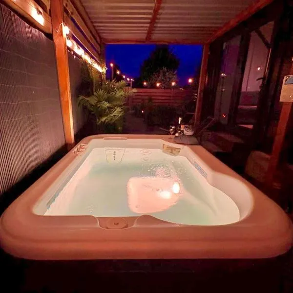 Charming Tiny House with Private Jacuzzi, Sauna and Garden & Free Parking between Amsterdam Haarlem and Schiphol Airport, hotell sihtkohas Vijfhuizen