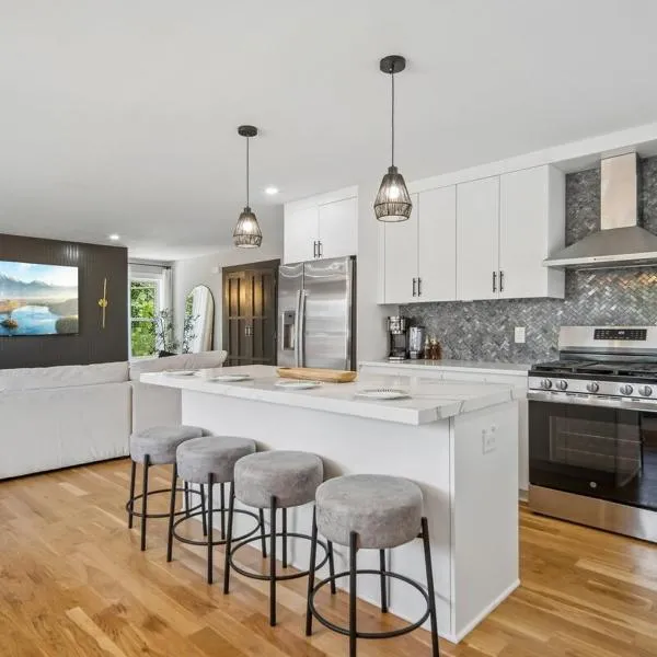 Modern 3BR Retreat Near NYC, EWR & MetLife, hôtel à Linden