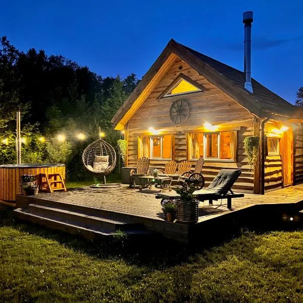 Hobu House - a Cozy, Private Cabin with a Hot Tub by the Forest near Haapsalu, hotel di Haapsalu