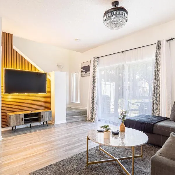 The Enchanted luxe Townhome, hotel in Kissimmee