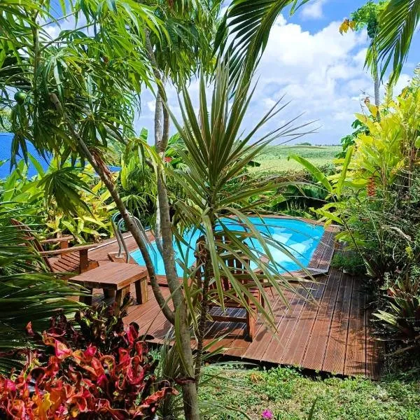 Gites kaz à klemence - Bungalow karapat - jacuzzi privé et piscine partagée au cœur de la nature à Anse-Bertrand, Hotel in Anse-Bertrand