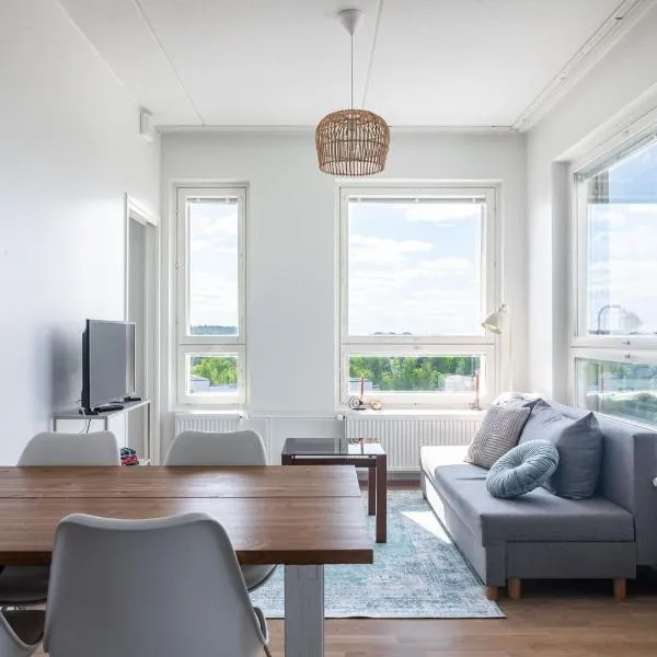 Top floor 1BR Apartment with Balcony & Air Con next to Railway Station, hotel v mestu Lahti