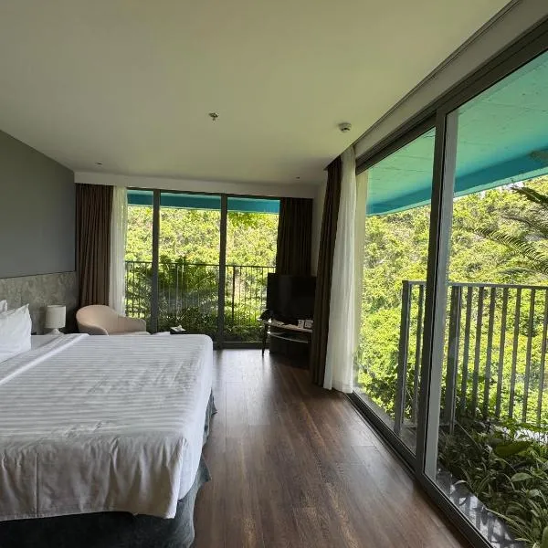 Beachfront Paradise with Ocean & Mountain Views - Cat Ba Resort, hôtel à Cat Ba