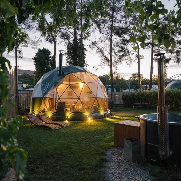 Unique glamping Prague with private hot tub, khách sạn ở Prague