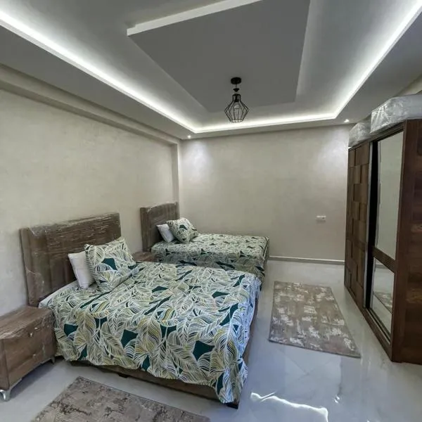 Manal Marir, hotel Agadirban