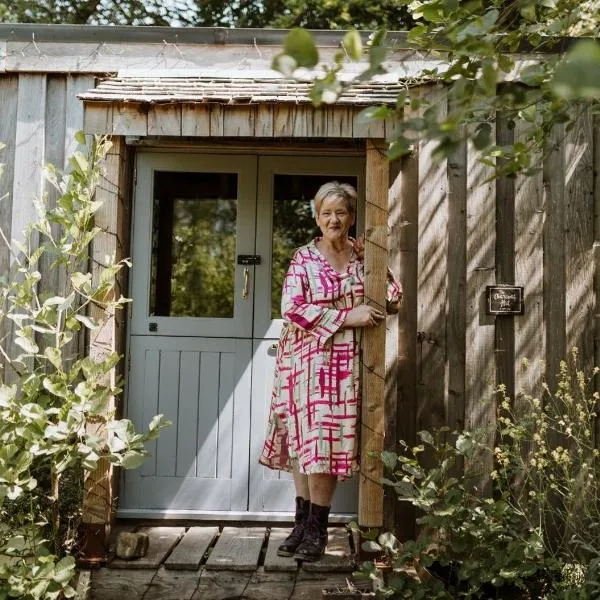 The Charcoal Hut woodland retreat, hotel din Llandovery