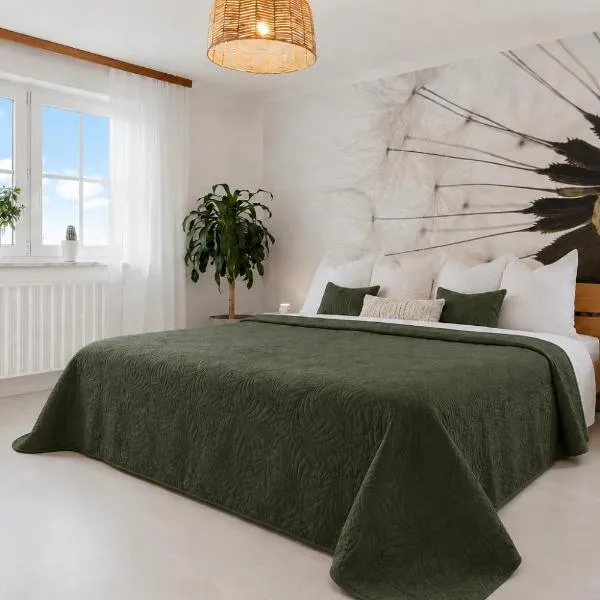 Wintergarten Wohnung mit Feldblick nahe Legoland, хотел в Jettingen-Scheppach