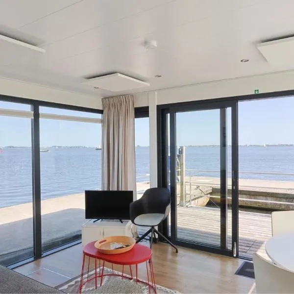 Waterhouse for 4 with Roof Terrace & Lake Views at Sneekermeer、Offingawierのホテル