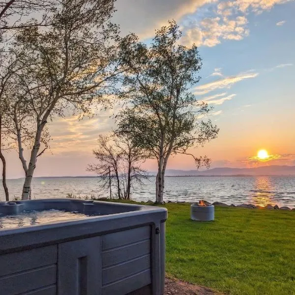 Chalet #2 Waterfront with Spa, Fireplace Wifi & AC, hotell i Cap-Saint-Ignace