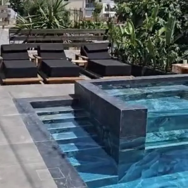 Apartments Sadiku with swimming pool & jacuzzi, hotel u Sarandi