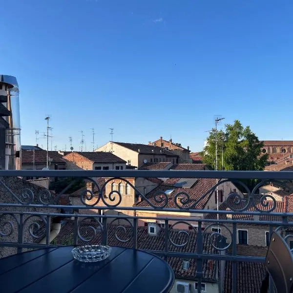 Loft con Rooftop - Historic Center, hotel i Ferrara