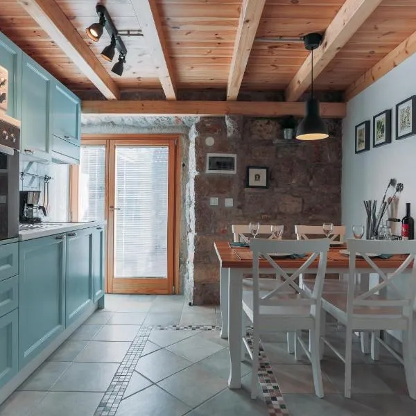 Charming old stone house，位于萨利的酒店