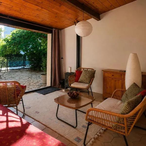 TourTour in the Loire Valley poolside Chalet, hotel din Saint-Avertin