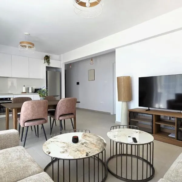 Stunning 2BR - Close to Beach & Restaurants, hotel em Larnaka