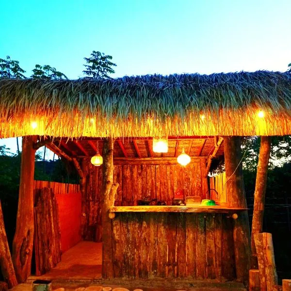 Cozy cove hut, Hotel in Pulau Sarang
