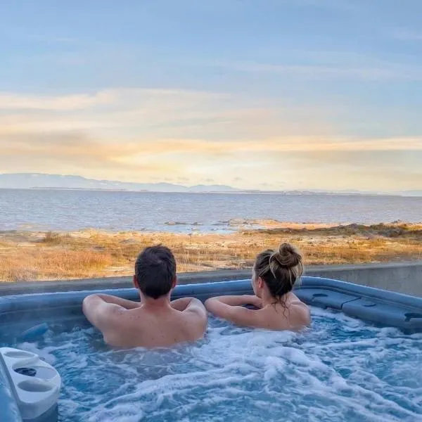 Chalet #11 Waterfront with Spa, Wifi & AC, ξενοδοχείο σε Cap-Saint-Ignace