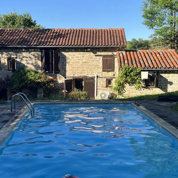 Chambre indépendante avec piscine à Saint Antonin, hotel in Espinas