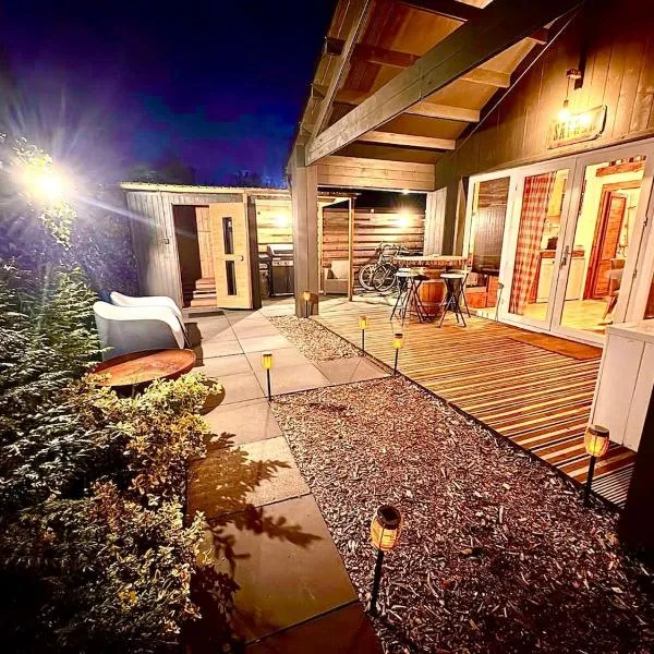 Cozy wellness chalet and private garden with sauna and outdoor bath between Amsterdam Haarlem and Schiphol Airport, hotel v destinaci Vijfhuizen